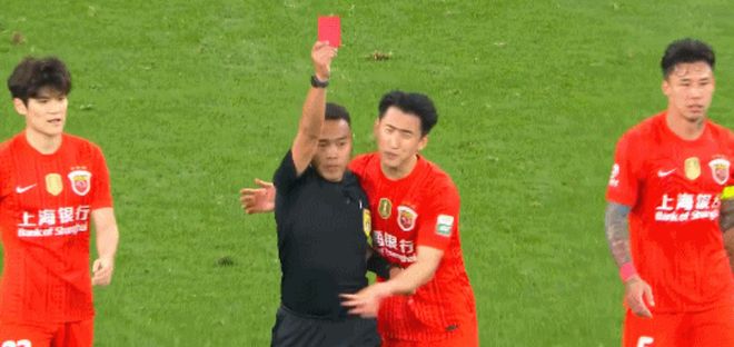 中超焦点战爆冷战平！海港队外援疑似故意暴力犯规被红牌罚下，事件引发舆论热议，或将面临中国足协进一步追加处罚
